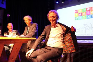 Coördinator SDGs BuZa - Hugo von Meijenfeldt met een SDG colbert - november 2018 Bergen op Zoom